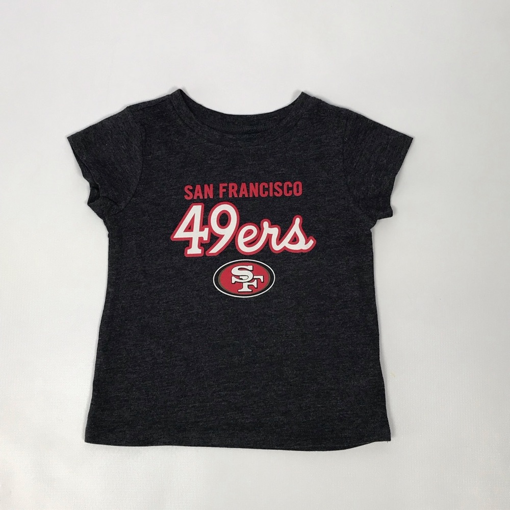 San Francisco 49ers t-shirt.